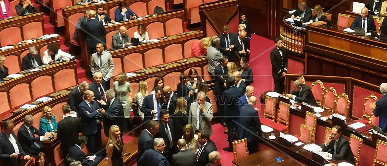 Non passa la sfiducia a Santanchè, la maggioranza compatta salva il ministro del Turismo