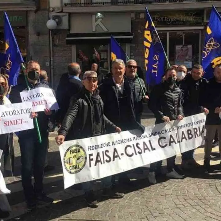 Simet, la rabbia degli autisti licenziati: «Noi lasciati a casa per “mancanza di domanda” e invece la gente non trova posto sui bus»