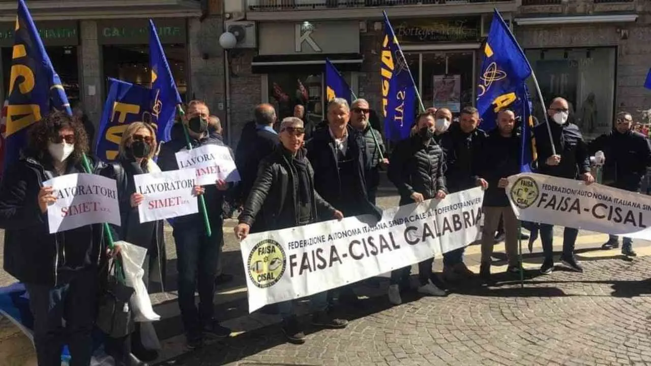 Simet, la rabbia degli autisti licenziati: «Noi lasciati a casa per “mancanza di domanda” e invece la gente non trova posto sui bus»