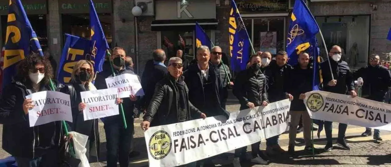 Simet, la rabbia degli autisti licenziati: «Noi lasciati a casa per “mancanza di domanda” e invece la gente non trova posto sui bus»