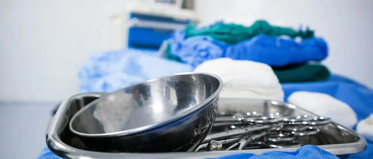 La sterilizzatrice è rotta e i ferri chirurgici “viaggiano” da Germaneto al Pugliese, l’Usb: «Si spendono anche 3mila euro al giorno»