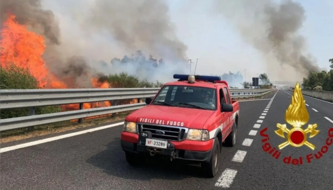 La Sicilia devastata dagli incendi, danni per oltre 60 milioni di euro. La Regione dichiara lo stato di crisi ed emergenza