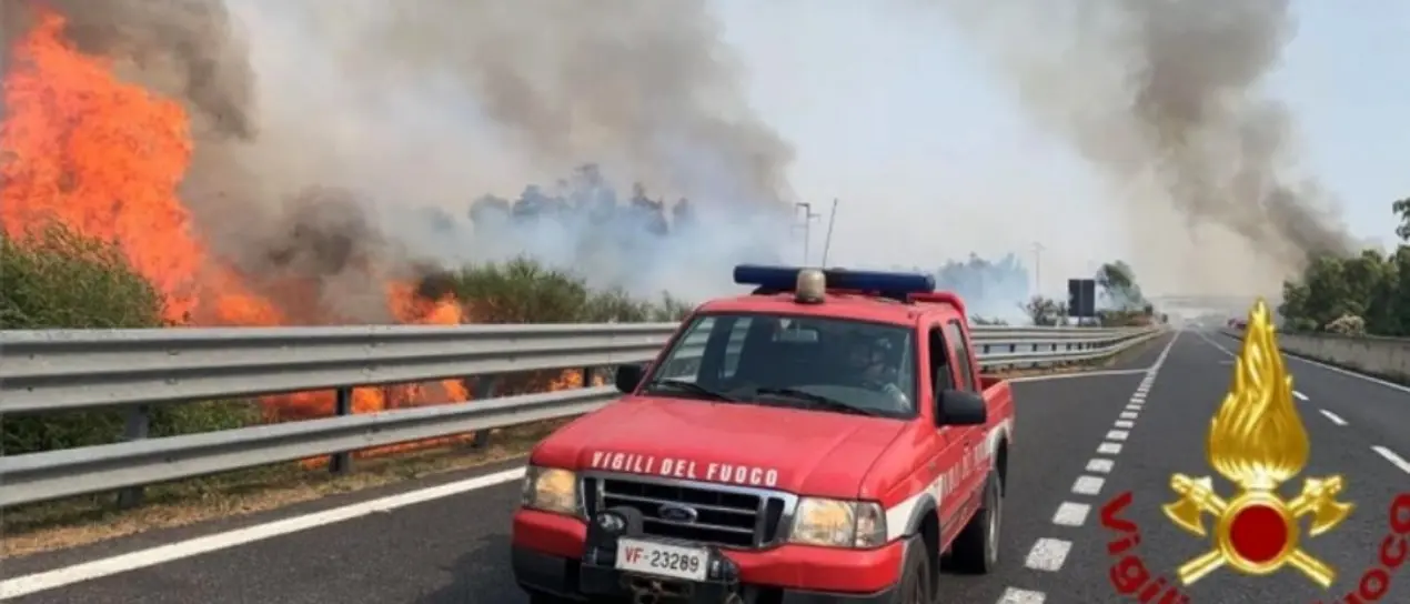 La Sicilia devastata dagli incendi, danni per oltre 60 milioni di euro. La Regione dichiara lo stato di crisi ed emergenza