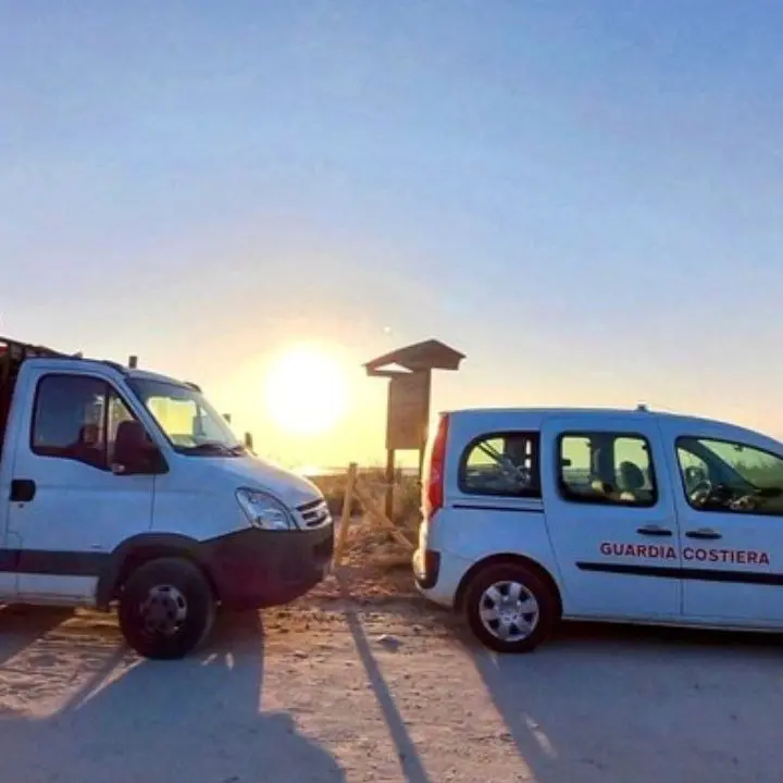 Lotta ai “furbetti del posto” in spiaggia libera nel catanzarese: sequestrati ombrelloni, lettini e sdraio