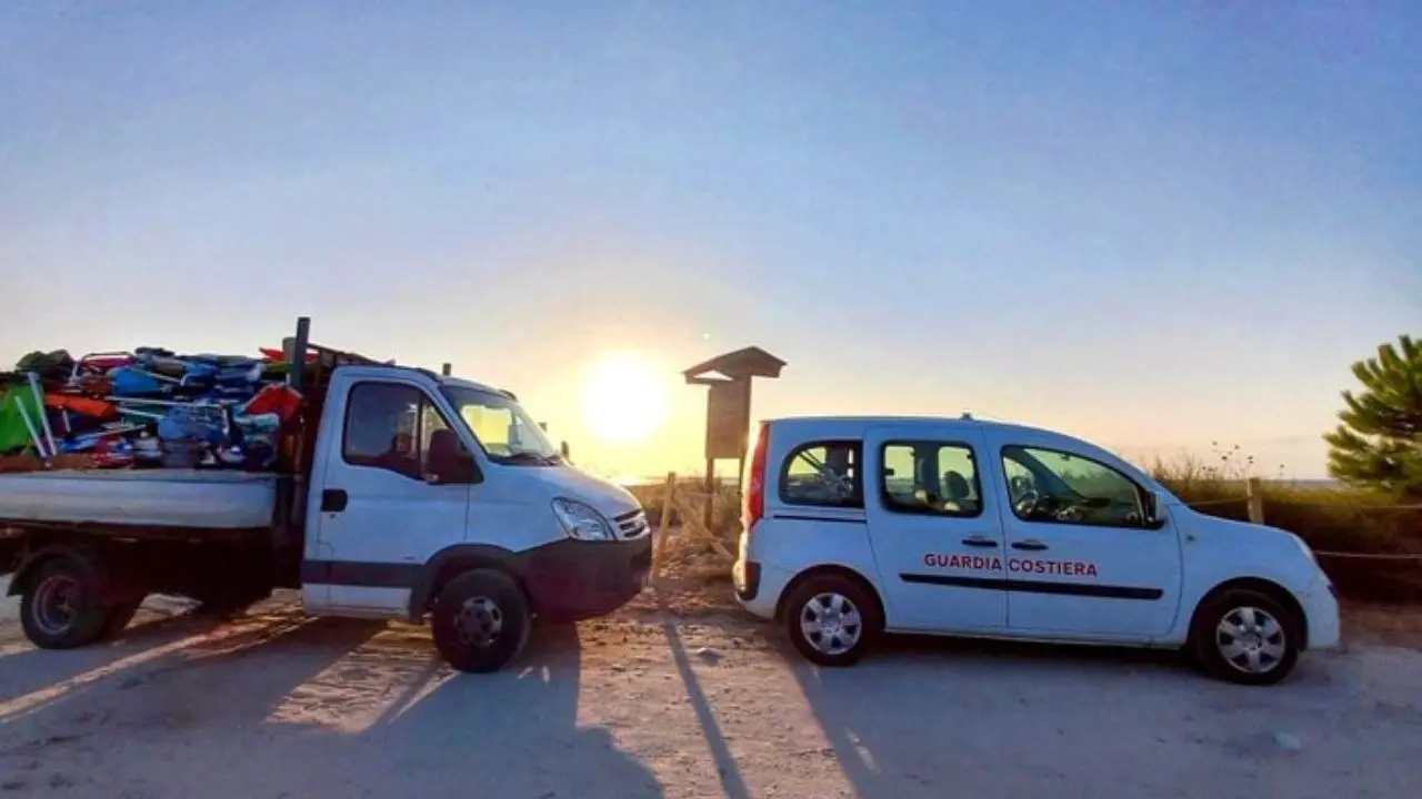 Lotta ai “furbetti del posto” in spiaggia libera nel catanzarese: sequestrati ombrelloni, lettini e sdraio