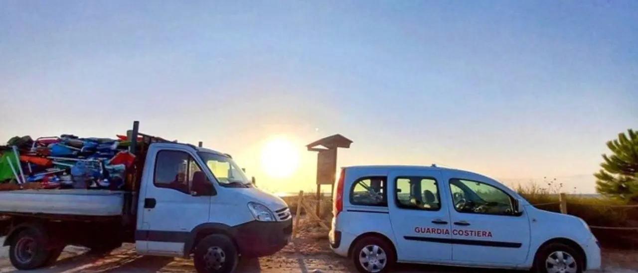 Lotta ai “furbetti del posto” in spiaggia libera nel catanzarese: sequestrati ombrelloni, lettini e sdraio