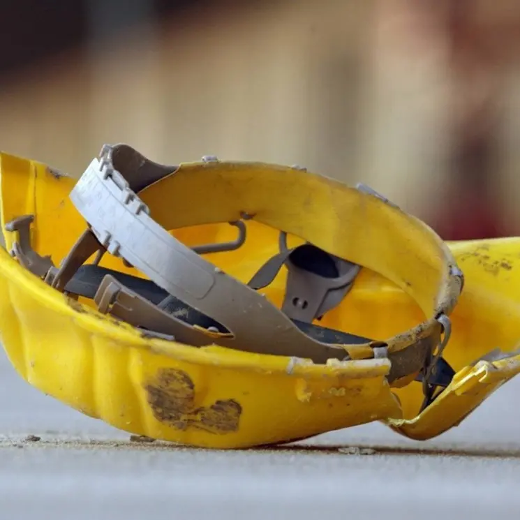 Ancora un incidente sul lavoro, nel Crotonese un operaio di 49 anni muore cadendo dal secondo piano di un palazzo in costruzione
