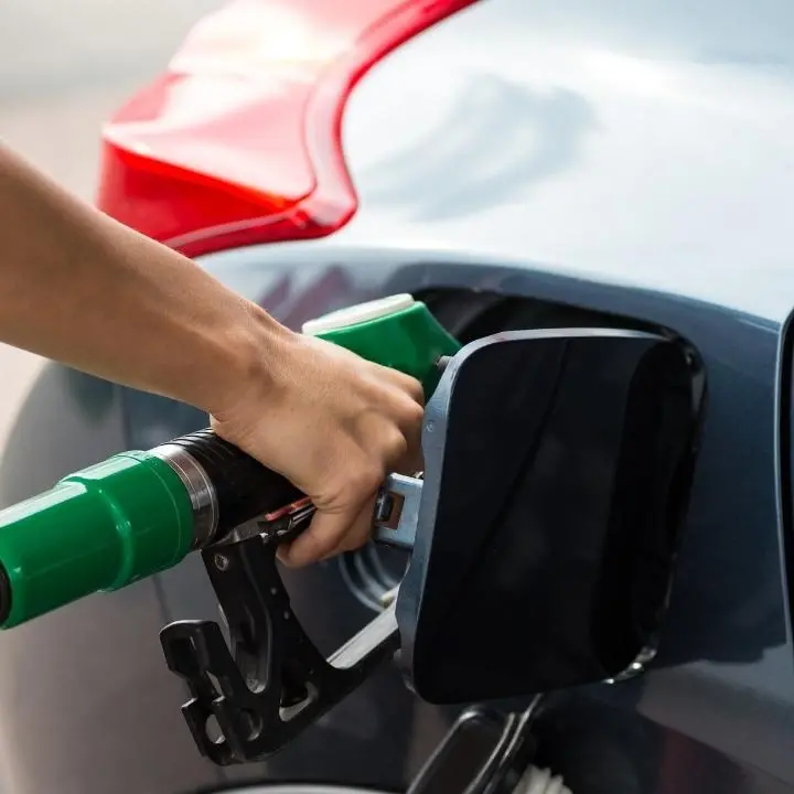 Carburanti, nuovi rialzi: benzina al self ai massimi da un anno. Il Codacons: «Stangata sulle vacanze»