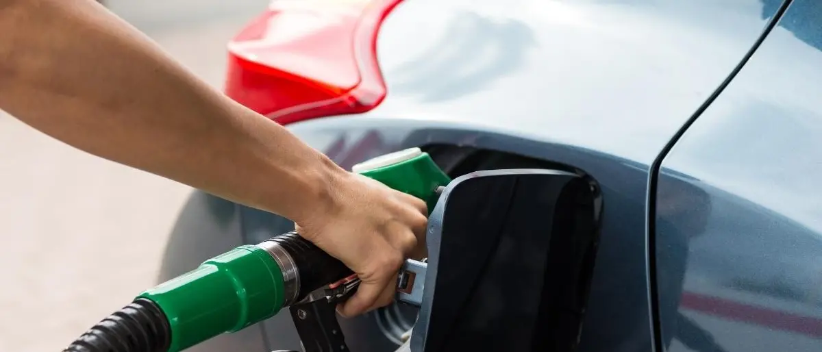 Carburanti, nuovi rialzi: benzina al self ai massimi da un anno. Il Codacons: «Stangata sulle vacanze»