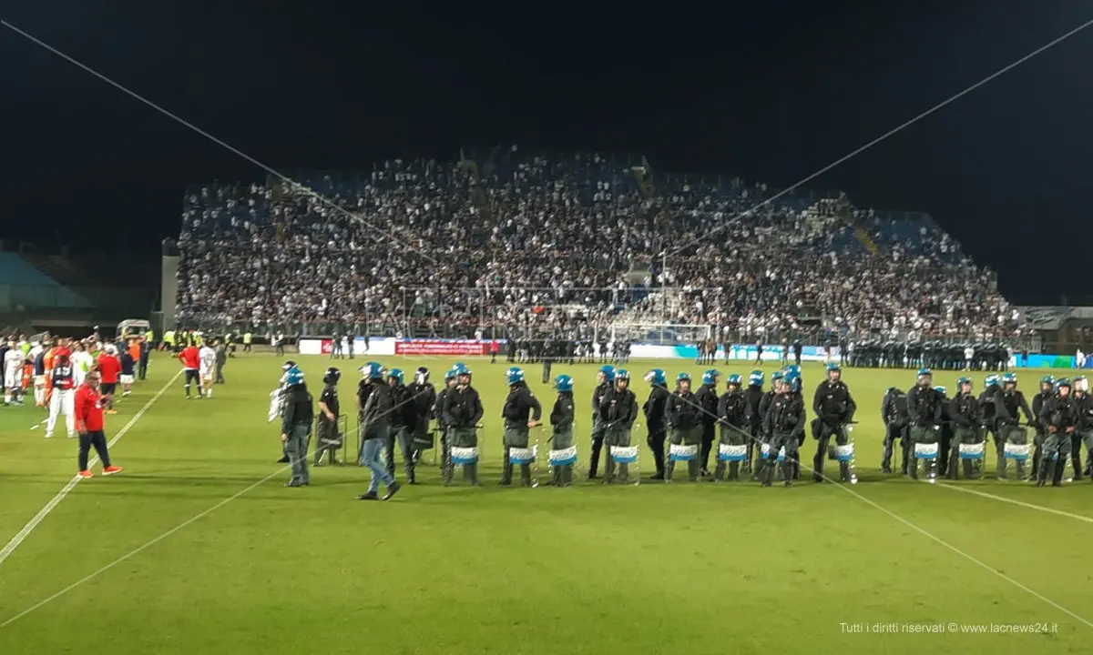 Scontri dopo la partita Brescia-Cosenza, emessi 75 Daspo