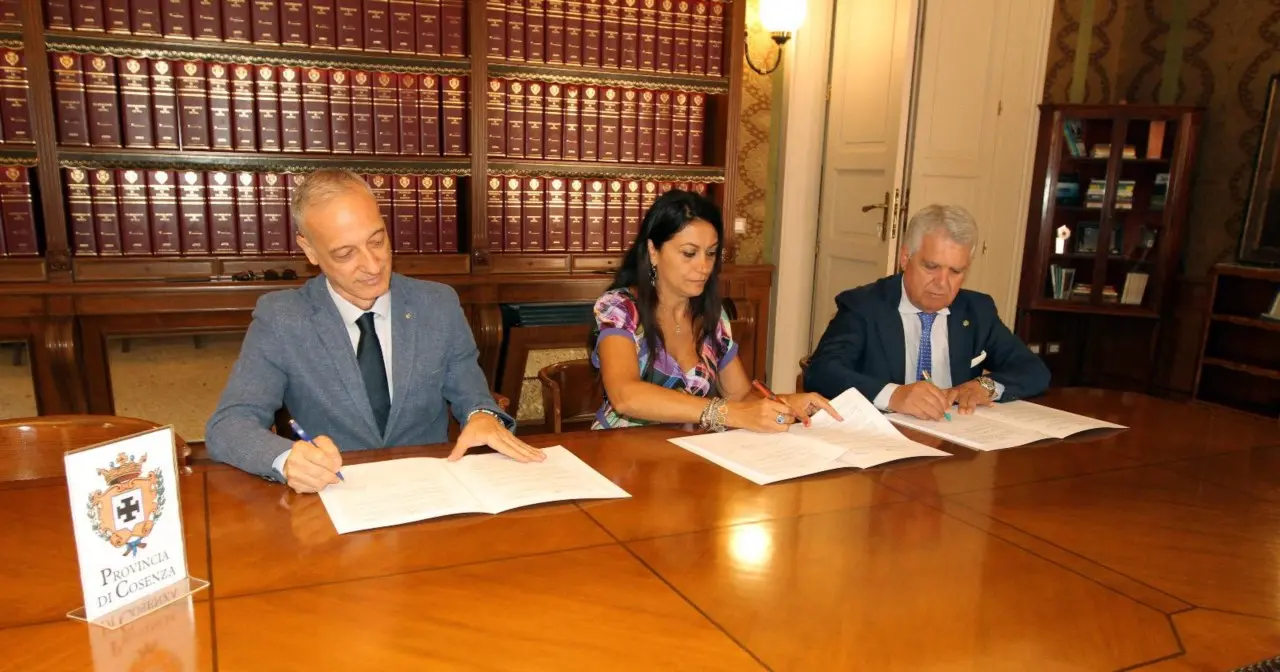 Contrasto all’inquinamento elettromagnetico: firmato protocollo tra Anci, Corecom e Arpacal
