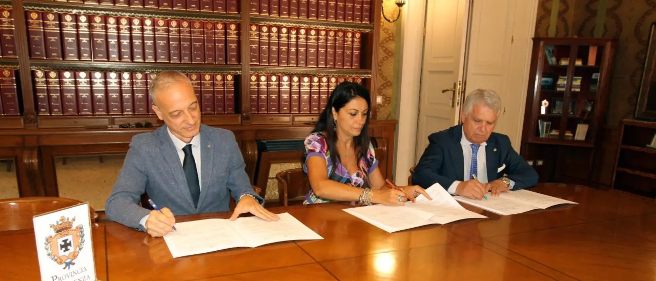 Contrasto all’inquinamento elettromagnetico: firmato protocollo tra Anci, Corecom e Arpacal