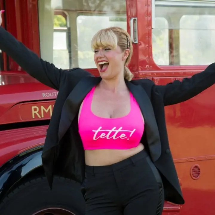 “Tette”, il nuovo brano della calabrese Vanessa Grey che lancia un messaggio contro il body shaming