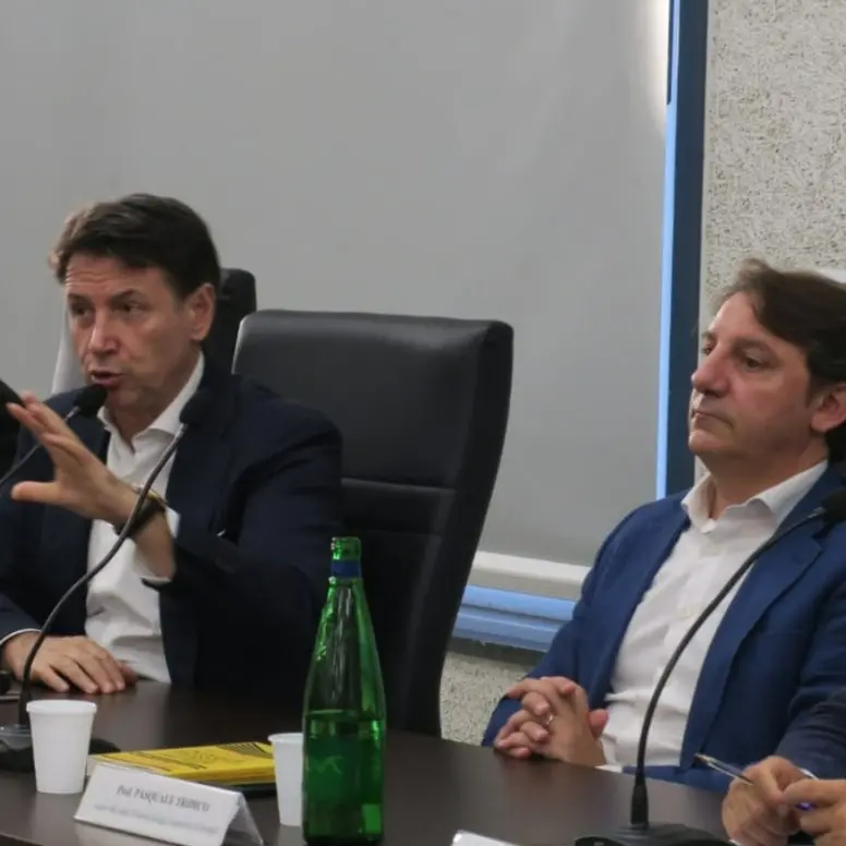 Conte in Calabria: «Il reddito di cittadinanza cancellato con un sms dell’Inps, si rischia il disastro sociale»