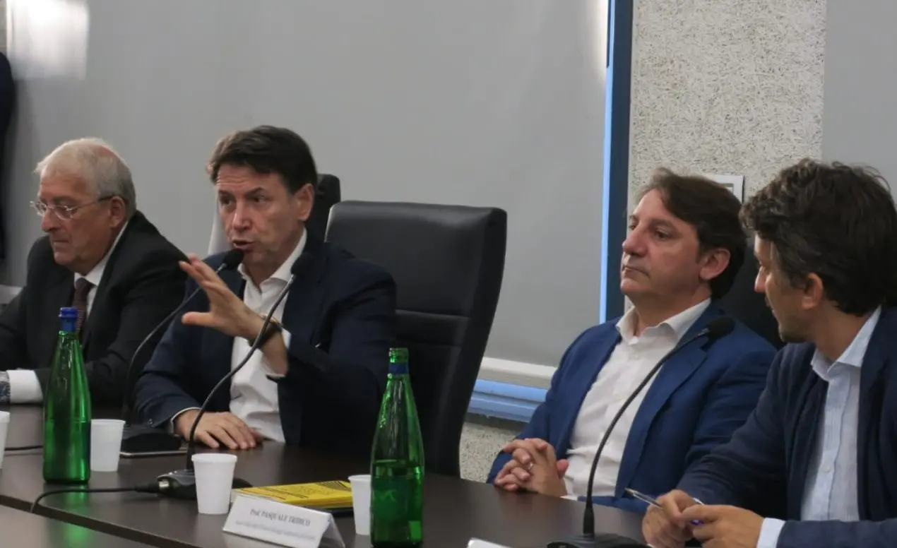 Conte in Calabria: «Il reddito di cittadinanza cancellato con un sms dell’Inps, si rischia il disastro sociale»