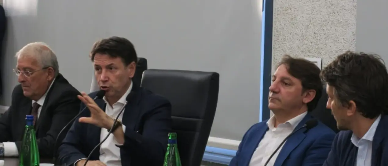 Conte in Calabria: «Il reddito di cittadinanza cancellato con un sms dell’Inps, si rischia il disastro sociale»