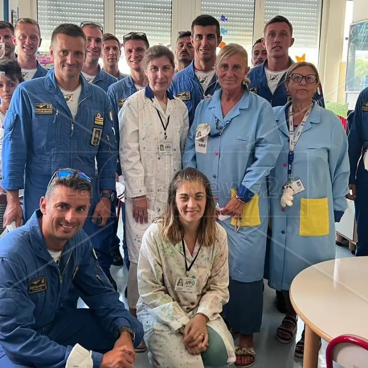 Reggio Calabria, i piloti delle frecce tricolori in visita al reparto di Pediatria del Gom