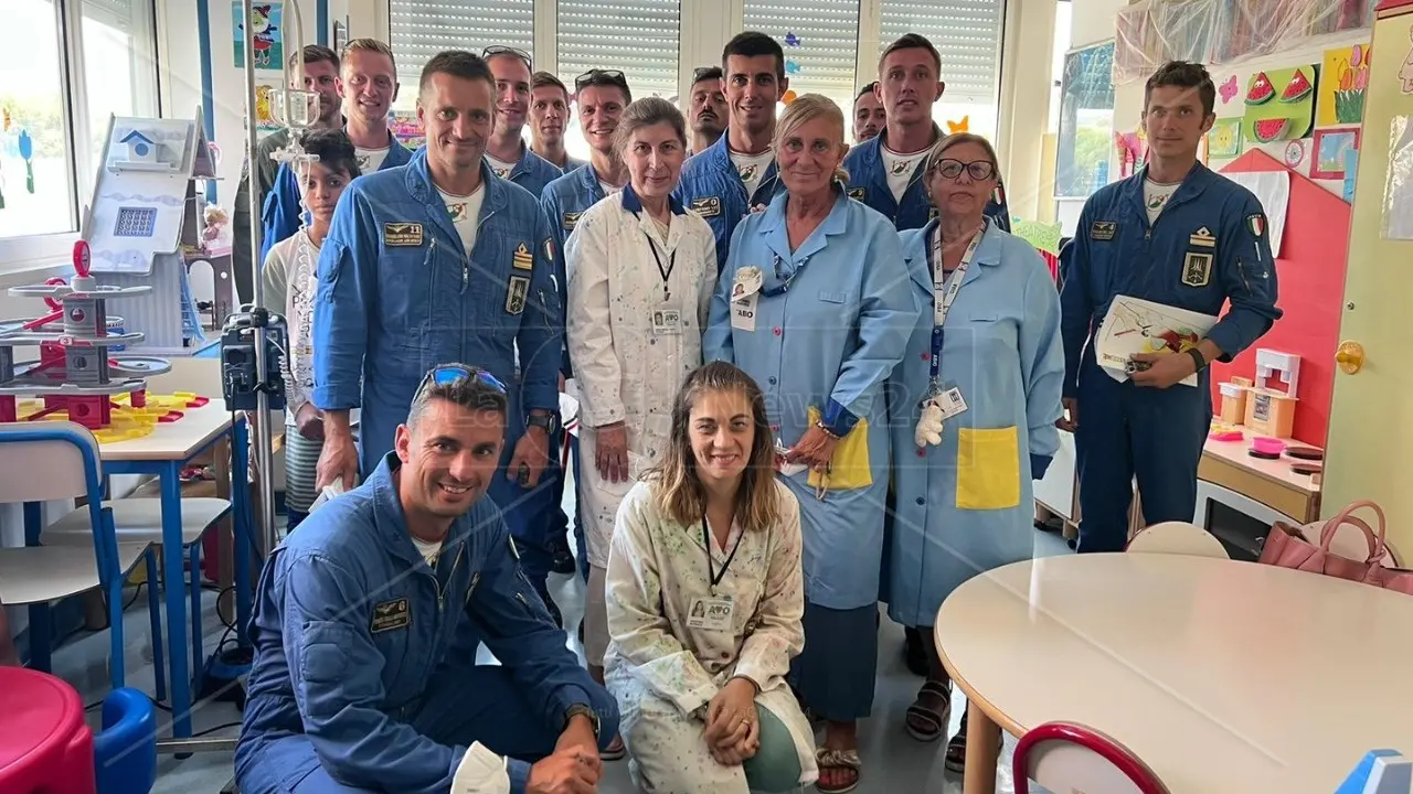Reggio Calabria, i piloti delle frecce tricolori in visita al reparto di Pediatria del Gom