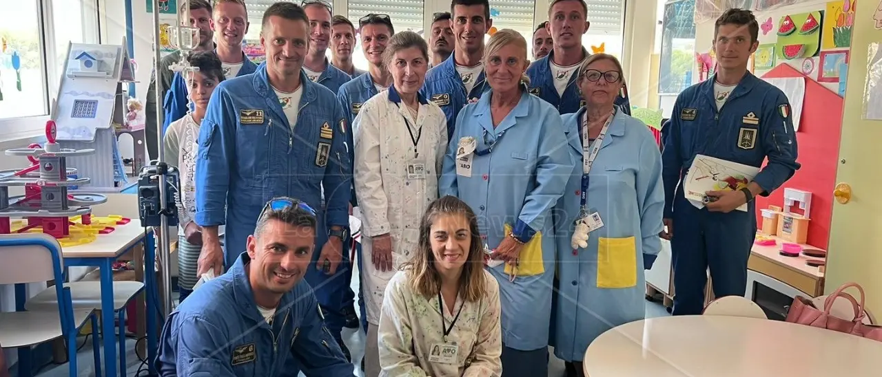 Reggio Calabria, i piloti delle frecce tricolori in visita al reparto di Pediatria del Gom
