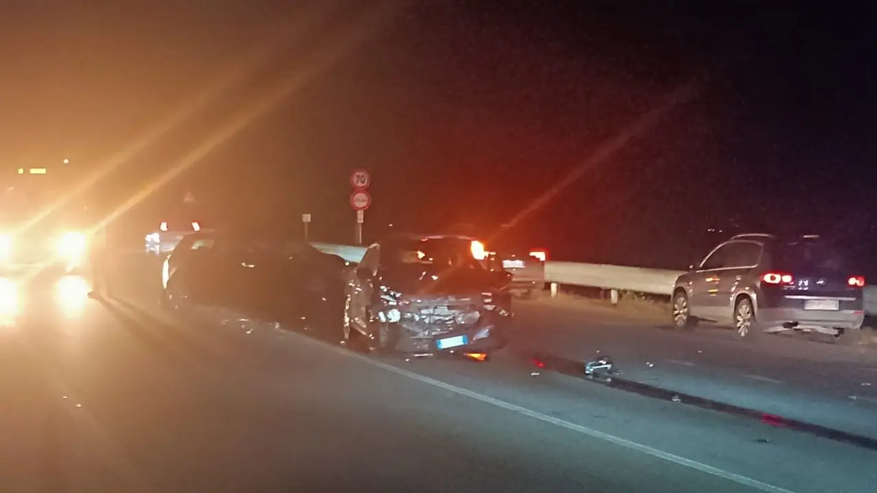 Ennesimo incidente stradale sulla statale 106 a Corigliano Rossano: coinvolti un autobus e due auto. Tre feriti