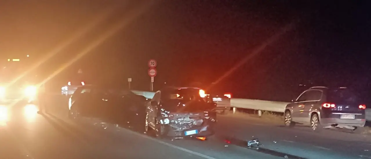 Ennesimo incidente stradale sulla statale 106 a Corigliano Rossano: coinvolti un autobus e due auto. Tre feriti