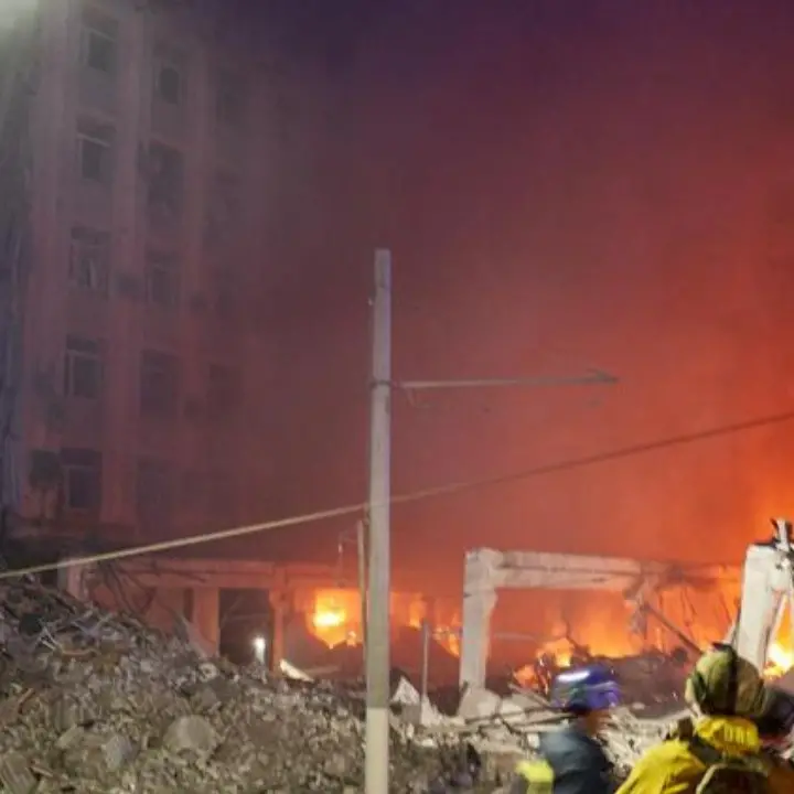 Ucraina, missile russo colpisce un condominio a Dnipro: almeno tre feriti