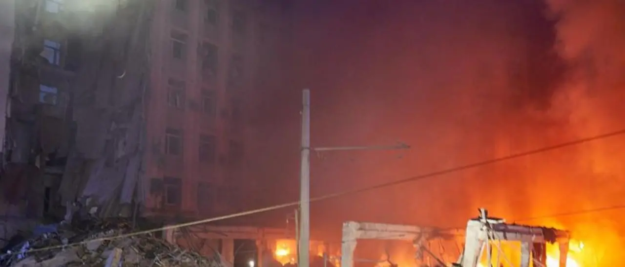 Ucraina, missile russo colpisce un condominio a Dnipro: almeno tre feriti