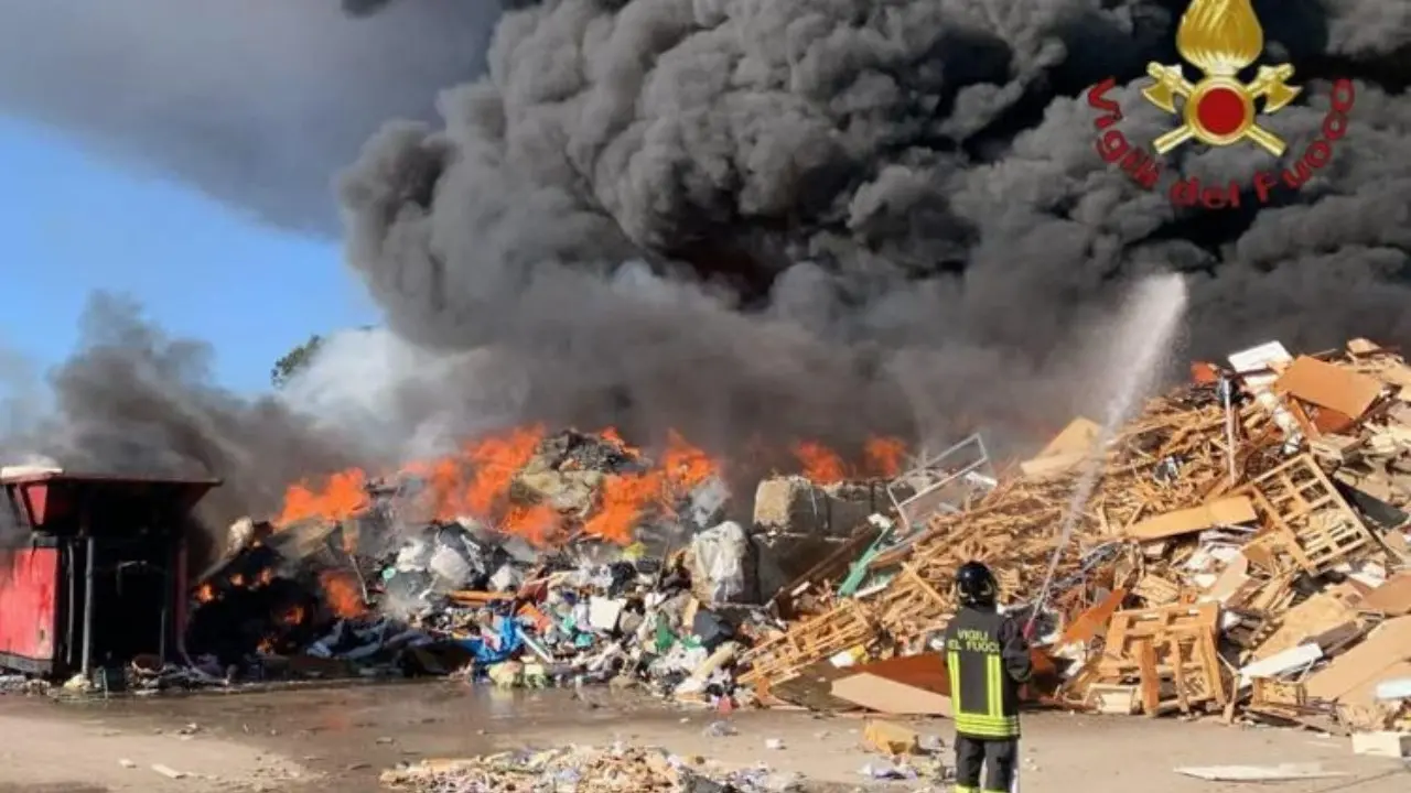 Incendio a Ciampino, in fiamme un deposito di rifiuti: «Tenete le finestre chiuse»