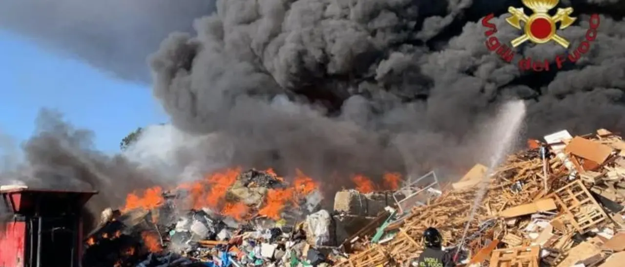 Incendio a Ciampino, in fiamme un deposito di rifiuti: «Tenete le finestre chiuse»