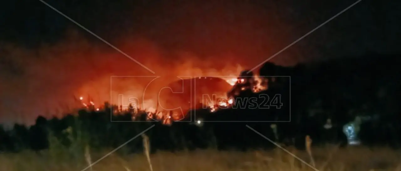 Incendi in Calabria, la denuncia del Pd: «Il territorio brucia mentre la Regione tiene i mezzi aerei fermi in un hangar»