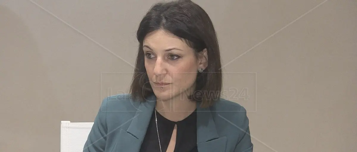 Reddito di cittadinanza, momenti di tensione a Cosenza: decine di ex percettori protestano in Comune