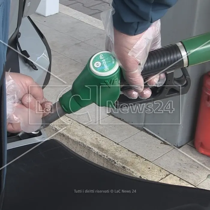 Carburanti, ancora rialzi: anche in Calabria la benzina sfonda i 2,50 al litro