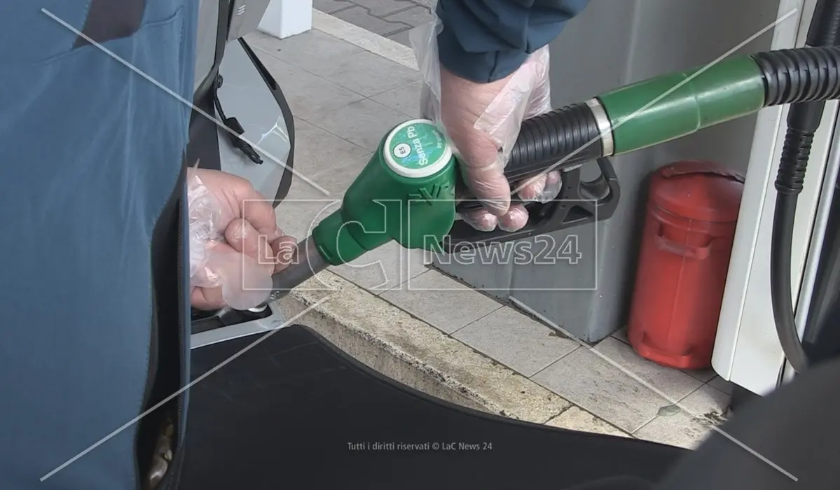 Carburanti, ancora rialzi: anche in Calabria la benzina sfonda i 2,50 al litro