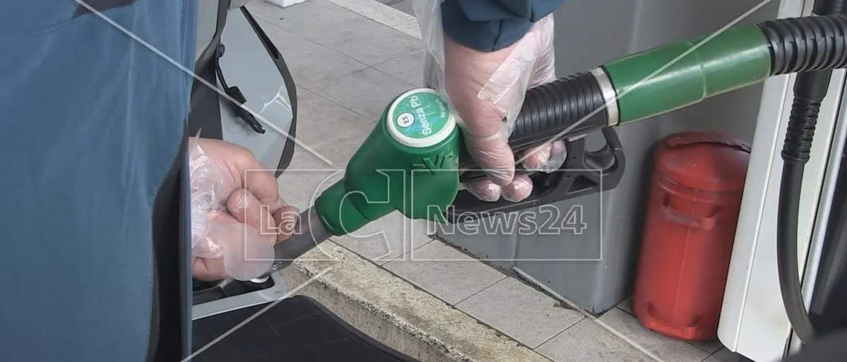 Carburanti, ancora rialzi: anche in Calabria la benzina sfonda i 2,50 al litro