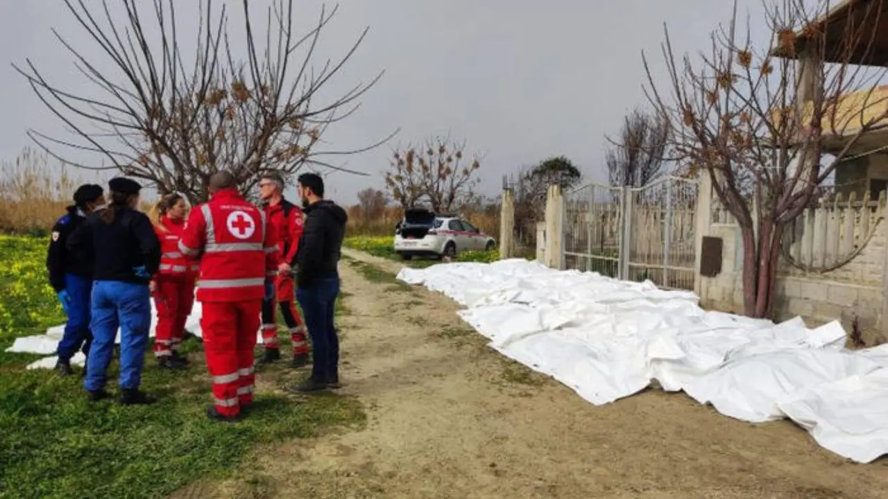 Naufragio di Cutro, i superstiti: «Un elicottero era sopra di noi». La Guardia Costiera: «Nessun nostro mezzo in volo»