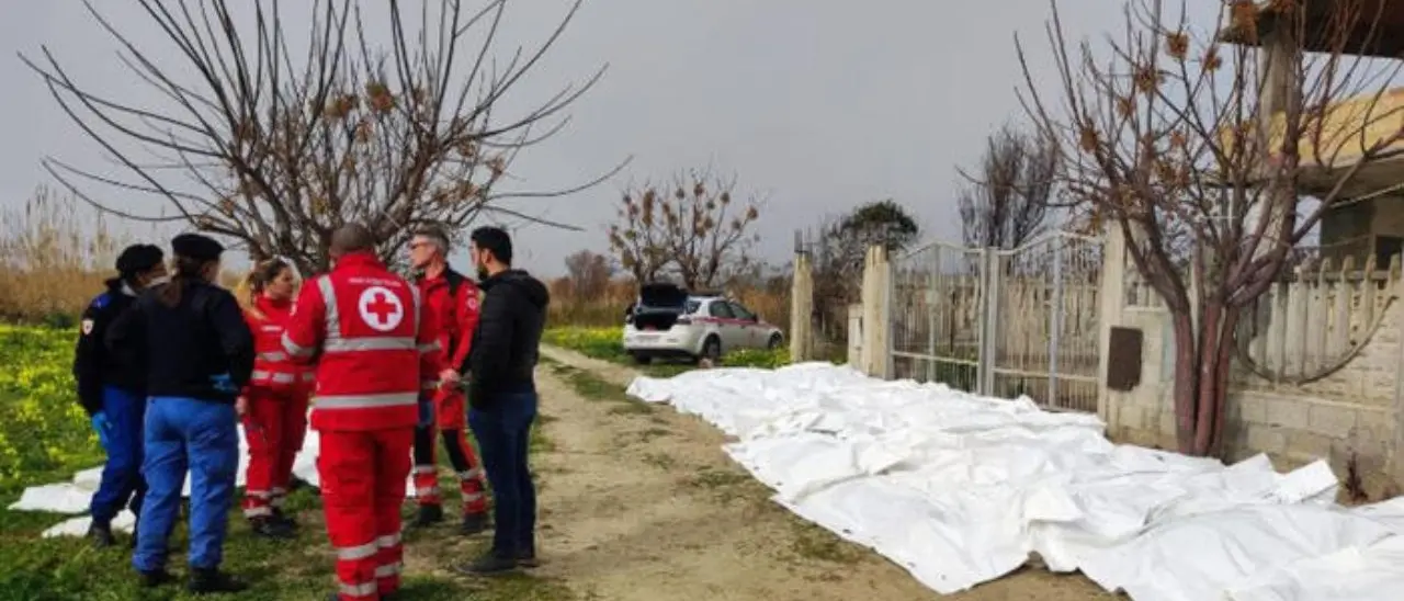 Naufragio di Cutro, i superstiti: «Un elicottero era sopra di noi». La Guardia Costiera: «Nessun nostro mezzo in volo»