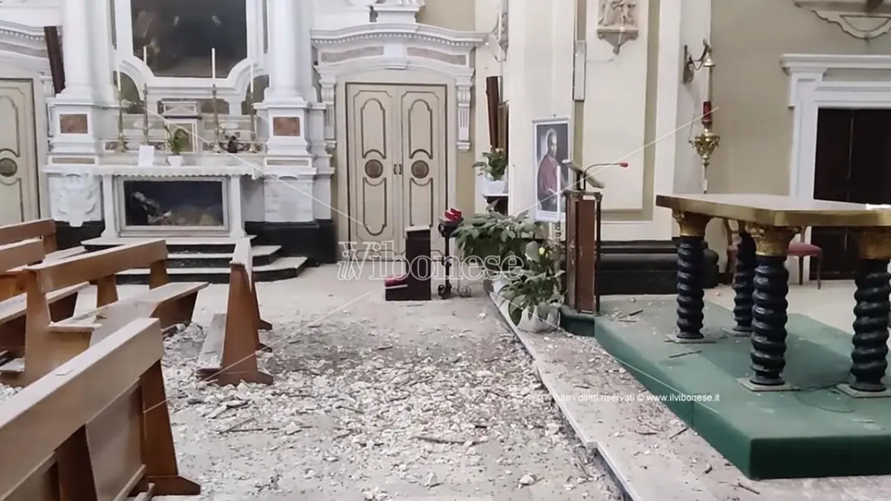 Tropea, crollo nella chiesa del Gesù: parte della cupola viene giù poco dopo la fine della messa