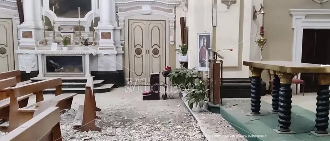 Tropea, crollo nella chiesa del Gesù: parte della cupola viene giù poco dopo la fine della messa