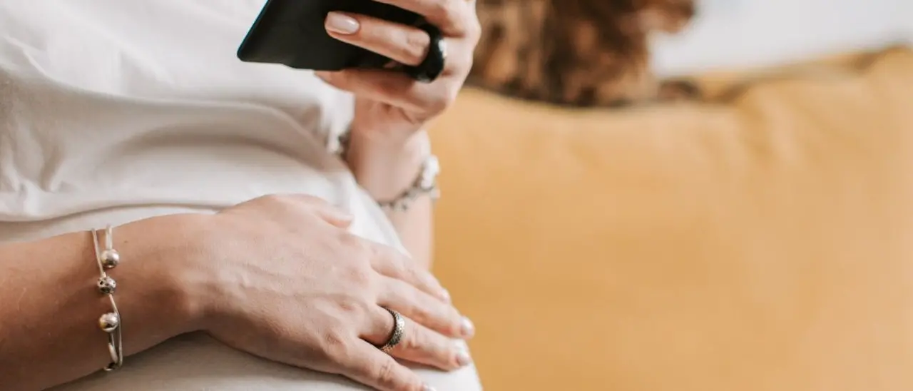 Un primo sì alla maternità surrogata come reato universale