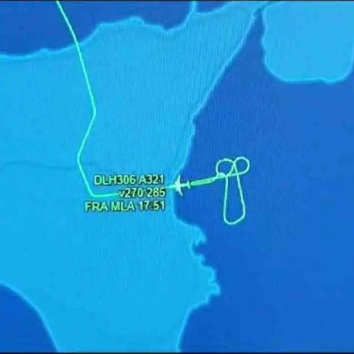 La torre di controllo nega l’ok all’atterraggio a Catania, il pilota dell’aereo disegna in cielo una rotta a forma di pene