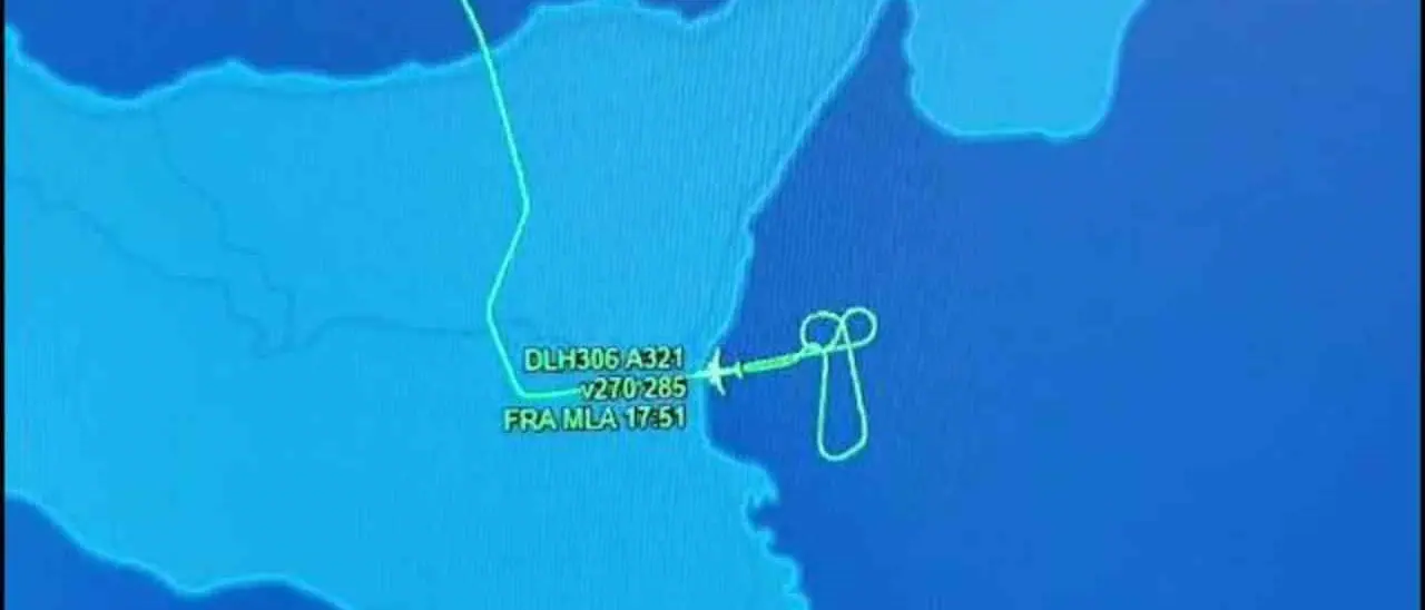 La torre di controllo nega l’ok all’atterraggio a Catania, il pilota dell’aereo disegna in cielo una rotta a forma di pene