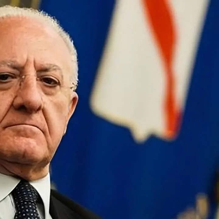 Stop al reddito di cittadinanza, De Luca contro il Governo: «Quell’sms è un trauma sociale». Proteste a Napoli