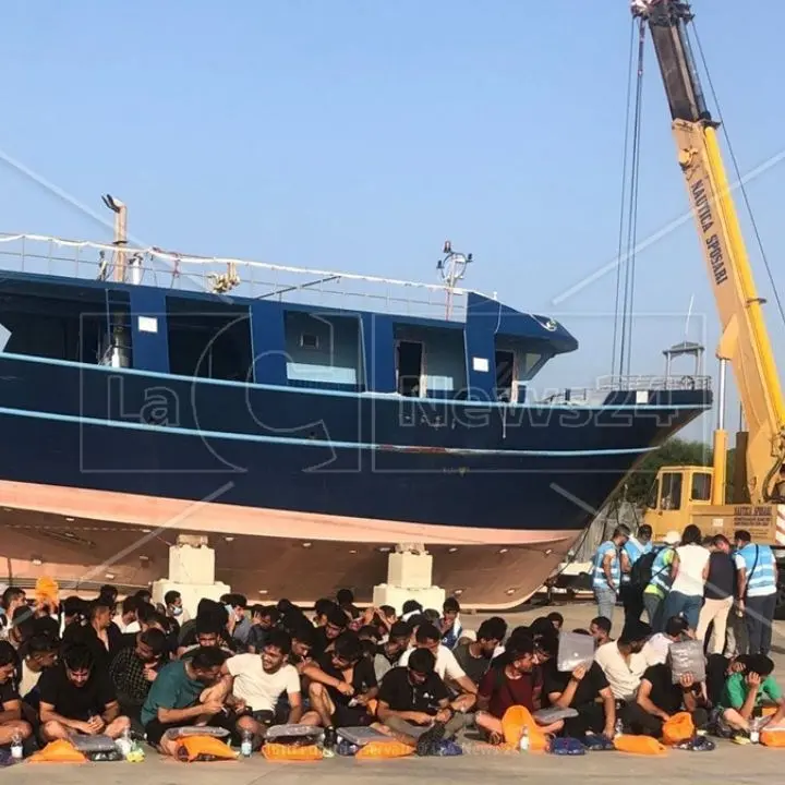 Roccella Jonica, nuovo sbarco di migranti: soccorse 62 persone, tra loro donne e bambini