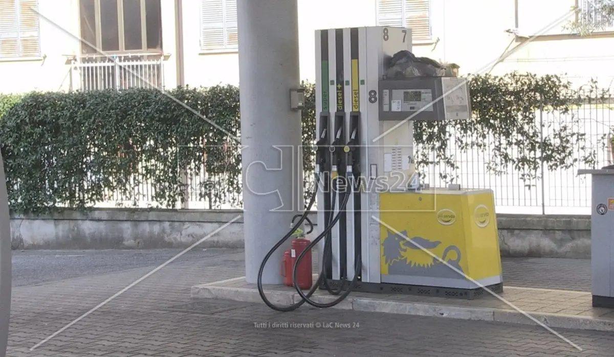 Rincari carburanti, il ministro Urso esclude il taglio delle accise: «Aumenti di soli 4 centesimi»