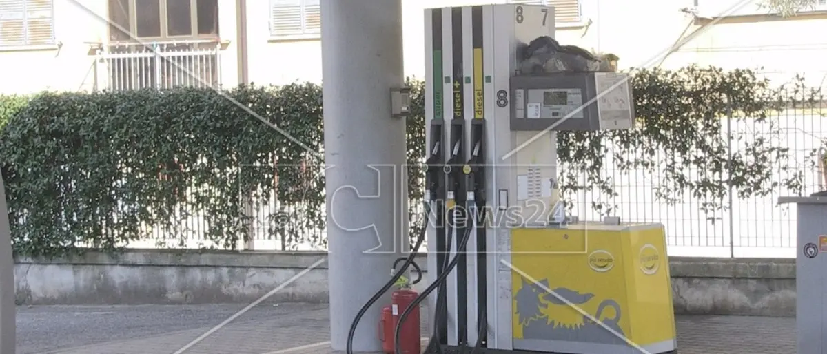 Rincari carburanti, il ministro Urso esclude il taglio delle accise: «Aumenti di soli 4 centesimi»