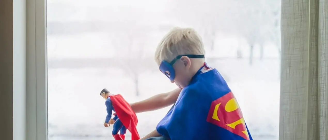 Orgoglio e pregiudizio, Supereroi cantata da trenta bambini del coro dell’Amerigo Vespucci di Vibo Marina