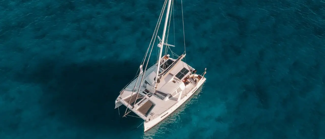 Legano la figlia di 1 anno alla barca per andare a preparare il pranzo: la ritrovano in mare annegata