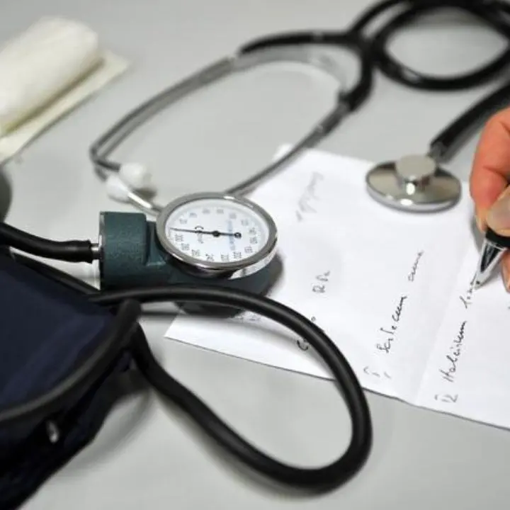 Sospeso un medico calabrese per false certificazioni ad una docente