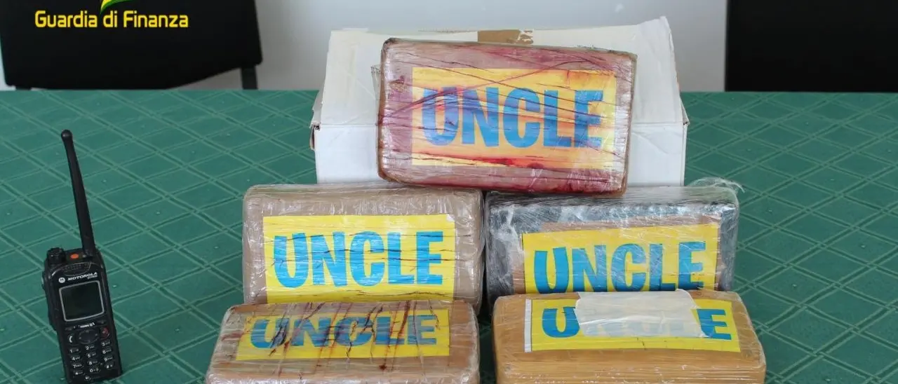 Viaggiava con oltre cinque chili di cocaina, arrestato corriere allo svincolo di Falerna