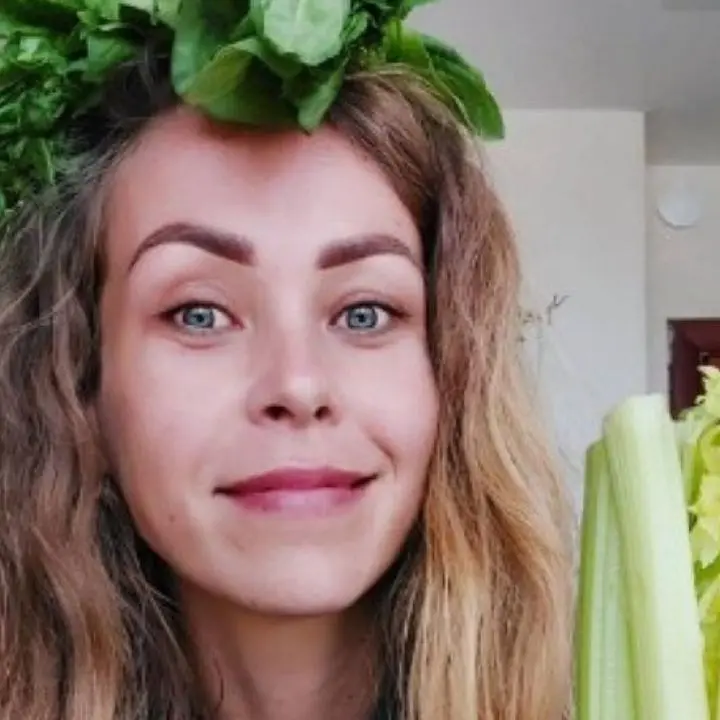 Da dieci anni mangiava solo frutta, verdura e germogli. L’influencer vegana è morta di fame a 39 anni